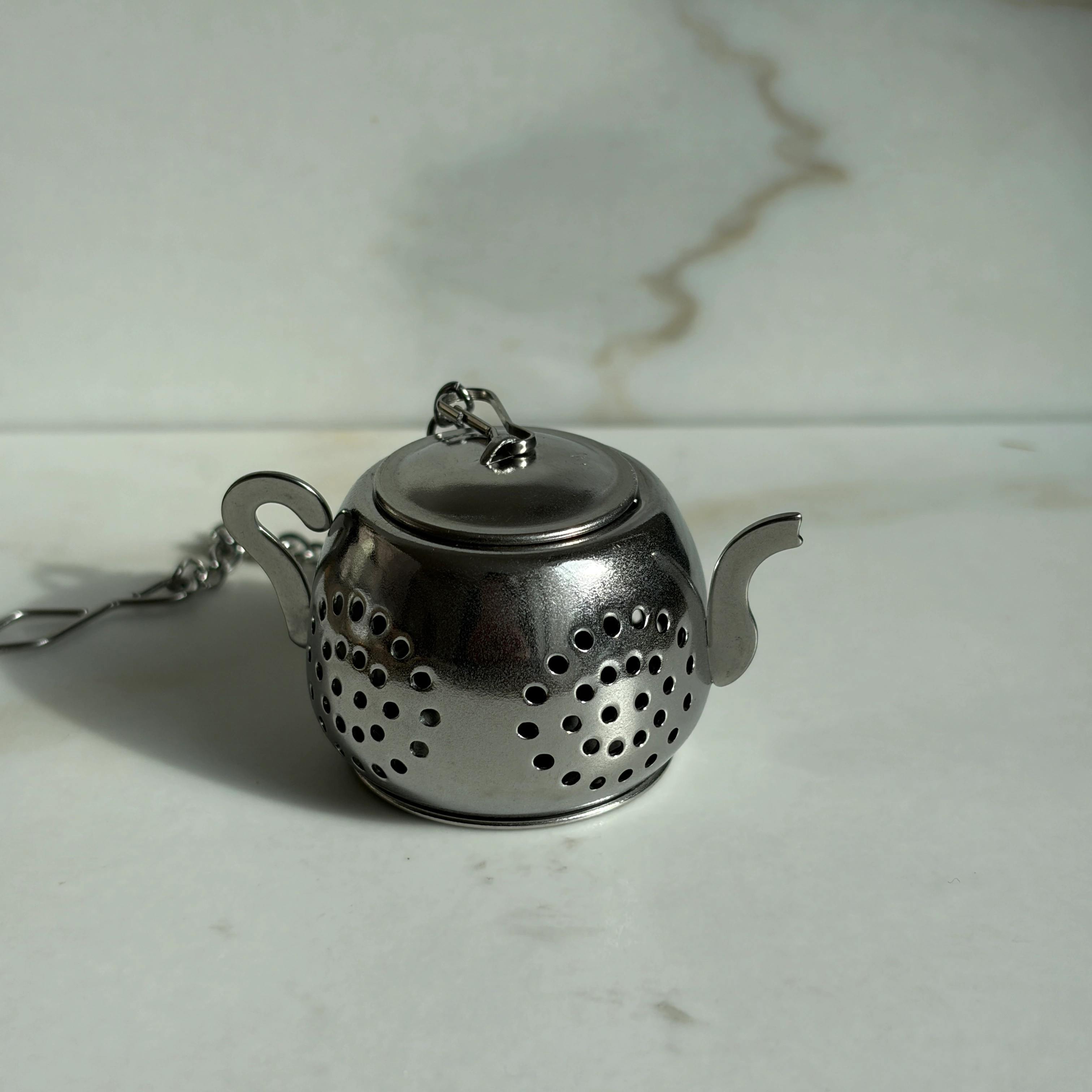 Teapot shape tea infuser